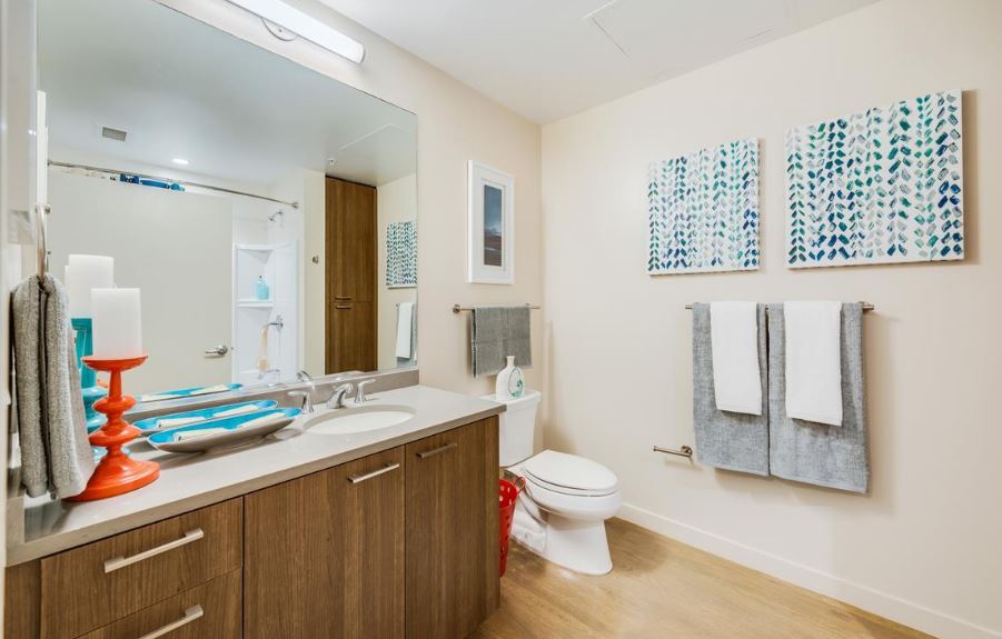 Bathroom with fresh linens 