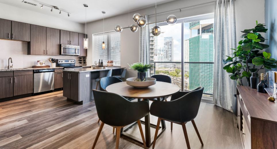 Dining room with a table and chairs